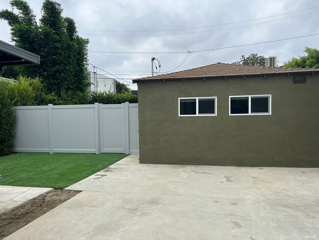 Building Photo - Culver City Rental -  Detached Studio with...