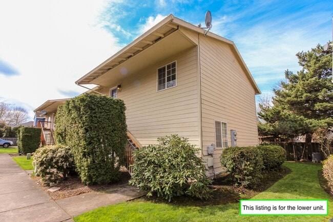 Building Photo - 2739 SW Jasmine Pl