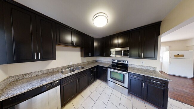 Building Photo - 5BD/2BA on Montezuma with Parking!!