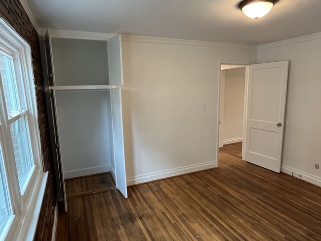 Building Photo - 2 Bed Back Unit in Uptown!