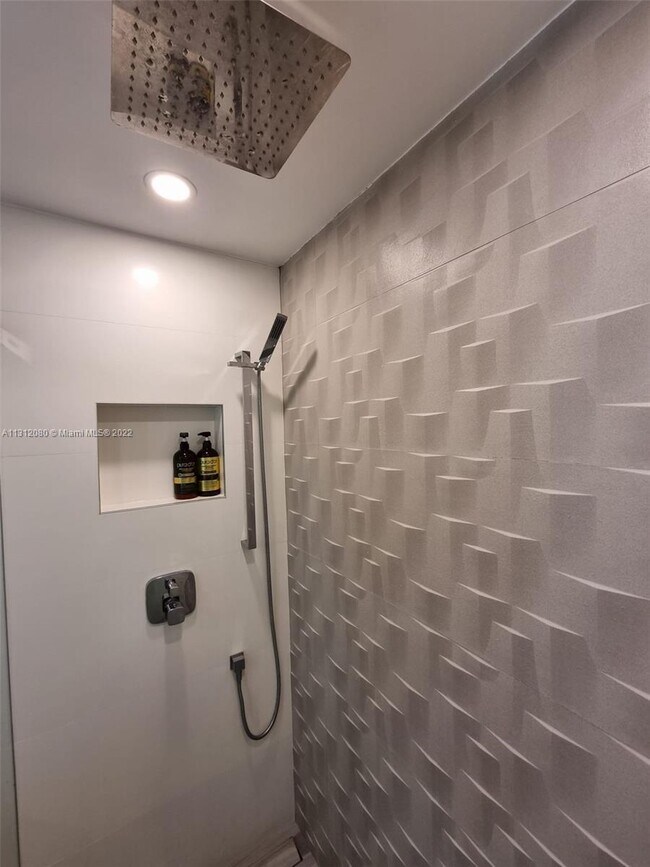 Building Photo - 12105 NE 11th Pl