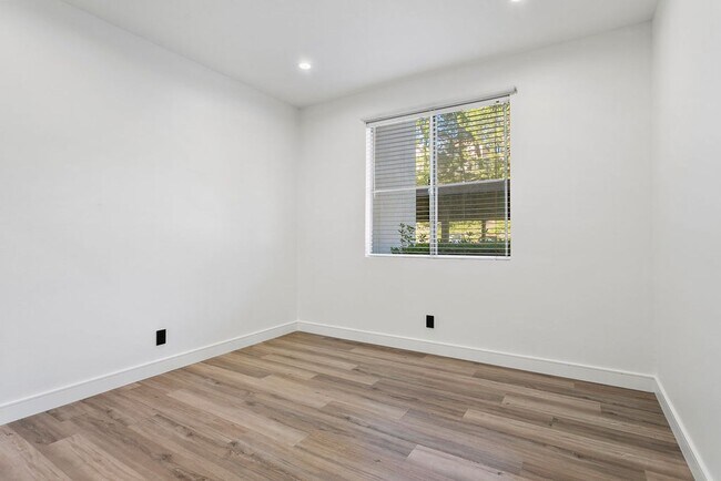 Building Photo - Stunning Single-Level 2-Bedroom Condo with Designer Upgrades Throughout!