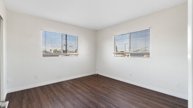 Building Photo - Chula Vista - Two Weeks FREE Renovated 2 bed /1.5 bath Two-Story Townhome w/ Private Yard