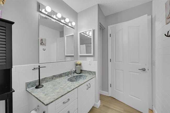 Building Photo - 8606 Arrowhead Dr