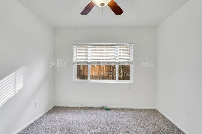 Building Photo - 425 Bonair St