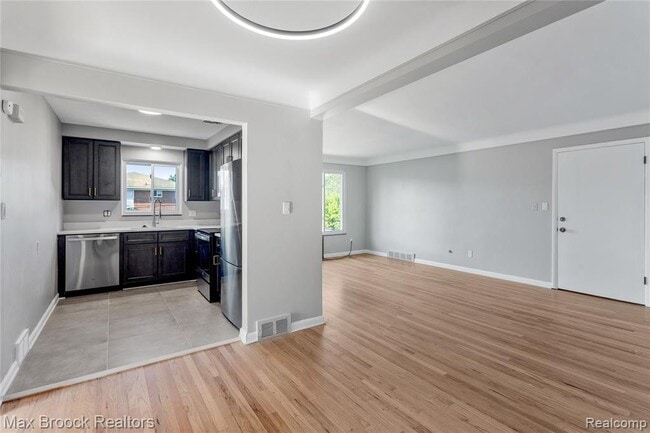 Building Photo - 1909 Gardenia Ave