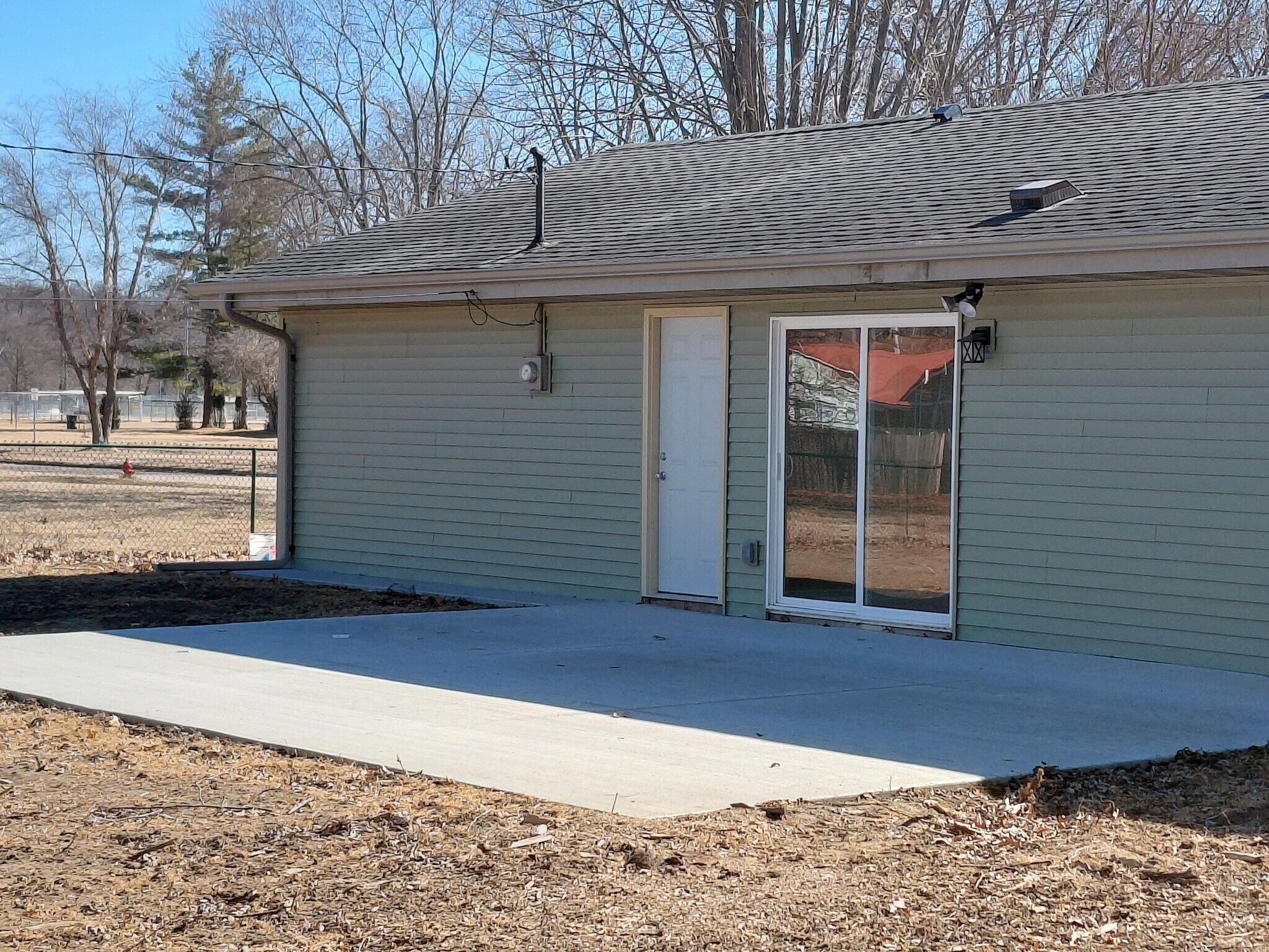 Large patio in fenced back yard - 813 Eastmoor Dr