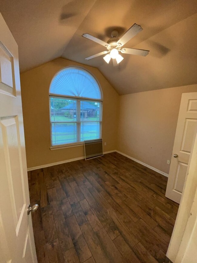 Building Photo - Gorgeous 3 Bedroom 2 Bathroom Single Famil...