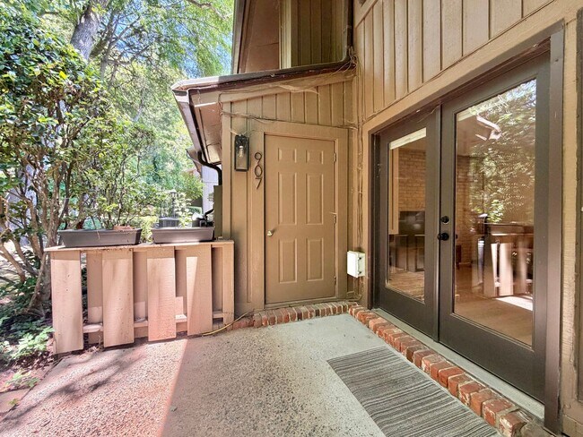 Building Photo - 907 Oak Tree Dr