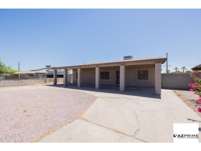 Building Photo - Experience comfort and space in this Custo...