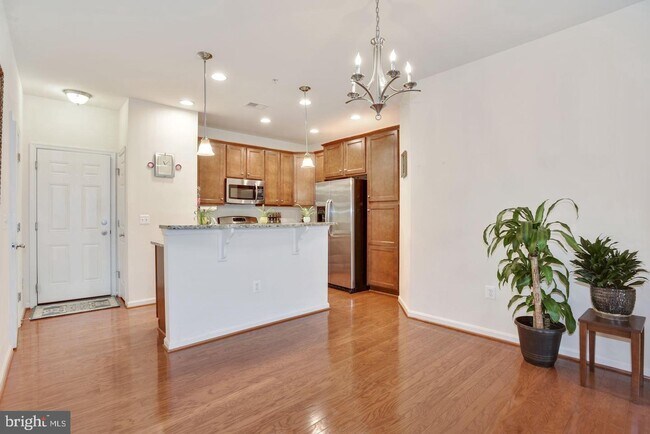 Building Photo - 43881 Centergate Dr