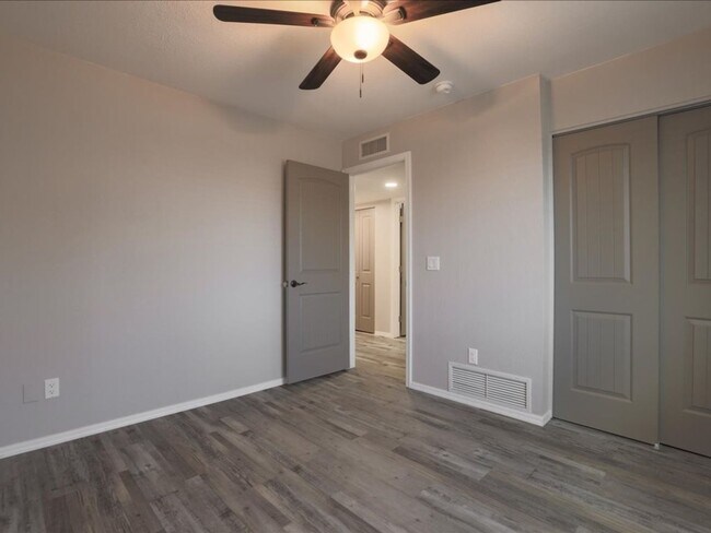 Building Photo - Spacious 4 Bedroom 2 Bathroom home with Private Pool & Arizona Room!