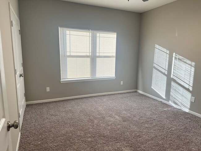 Building Photo - 2 Bed 1 Car Attached Villa in Blue Springs