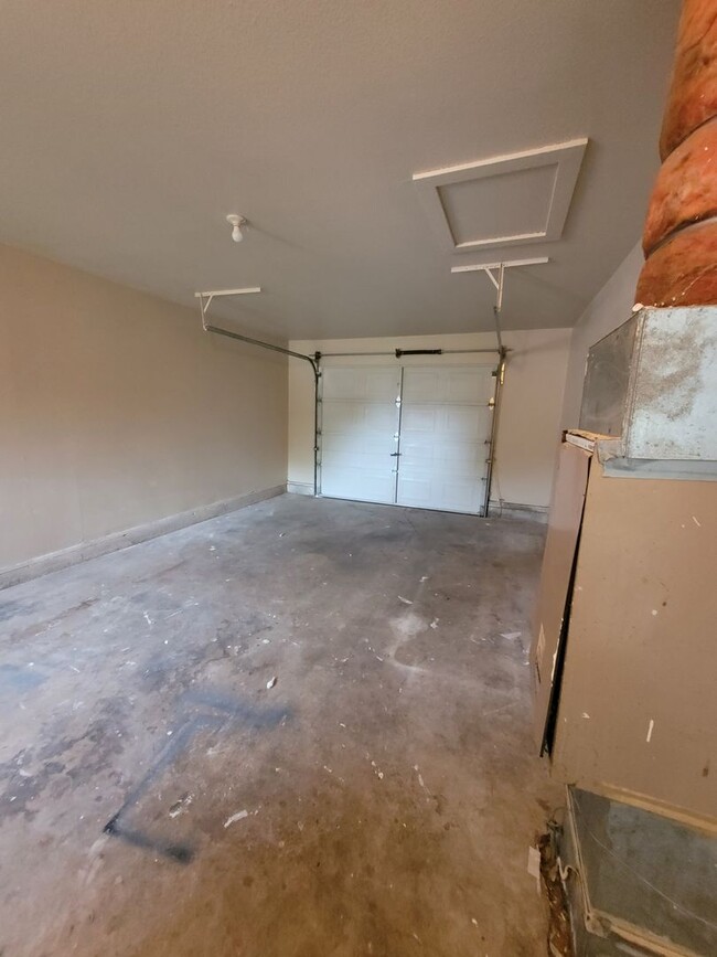 Building Photo - Newly Renovated Pet Friendly 2 Bed Duplex ...