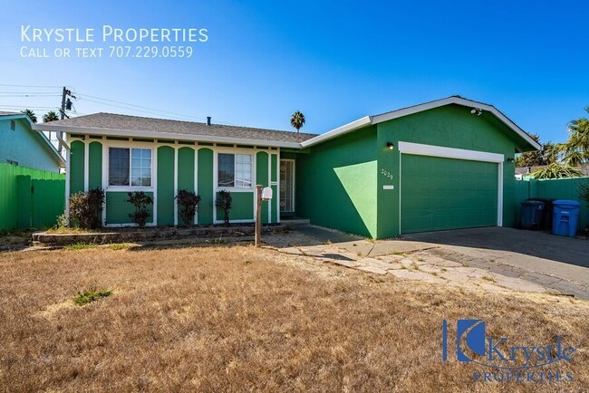 Building Photo - Charming Spacious 4 Bedroom Home Located i...