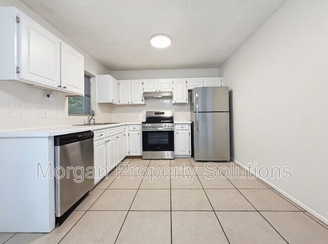 Building Photo - 1221 Poinsettia Ave