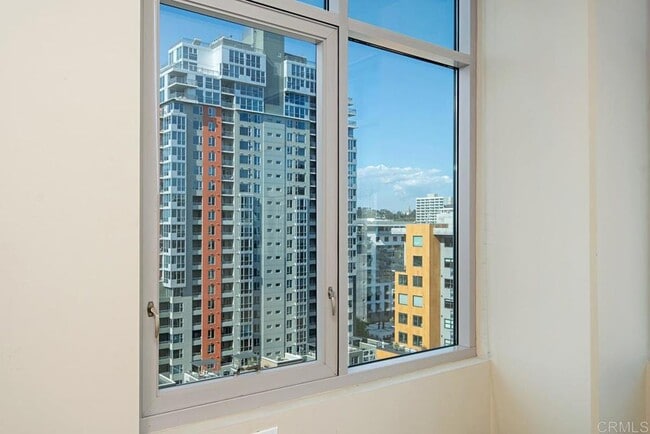 Building Photo - 425 W Beech St