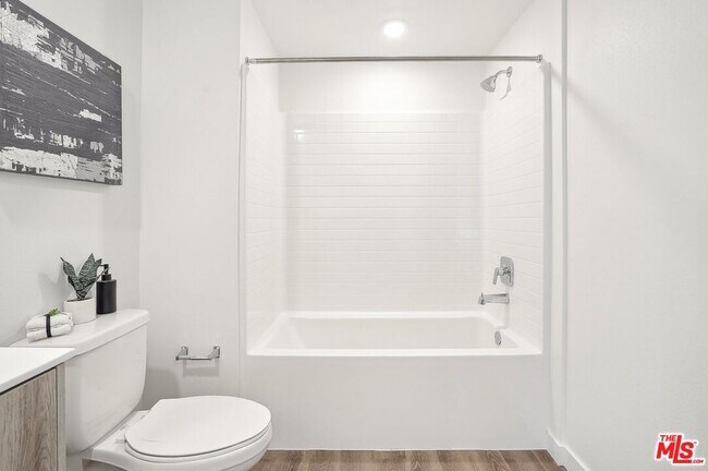 Building Photo - 224 N Alvarado St