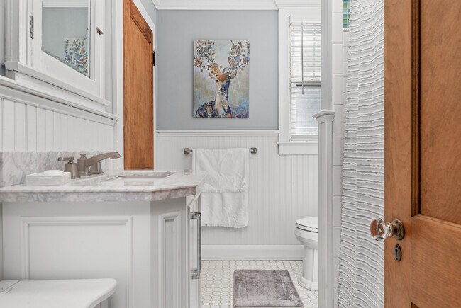 Building Photo - 100 S Amherst Ave