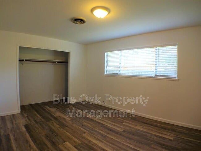 Building Photo - 708 Douglas Ln