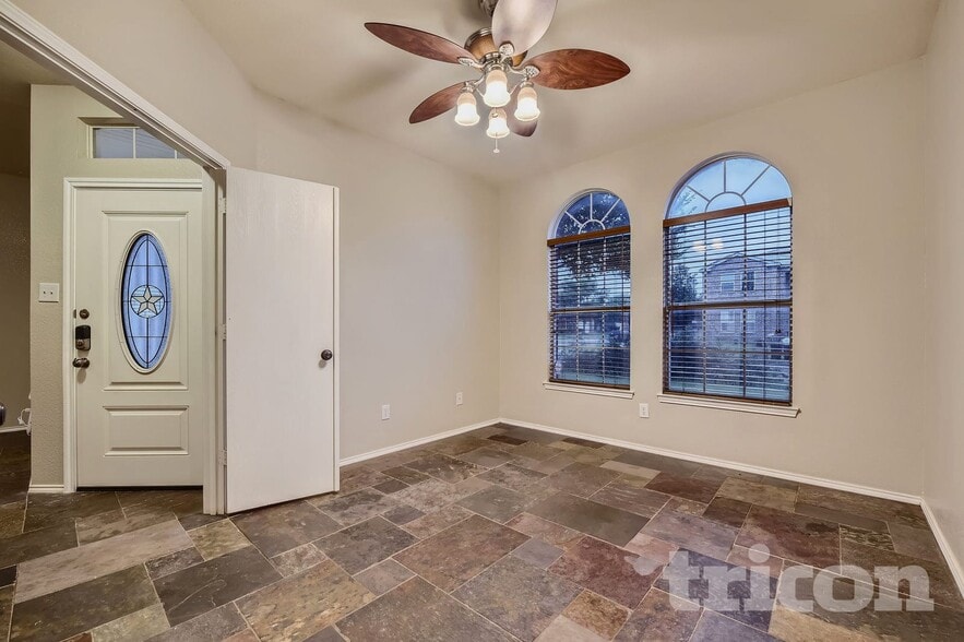 Building Photo - 1136 Roundhouse Dr