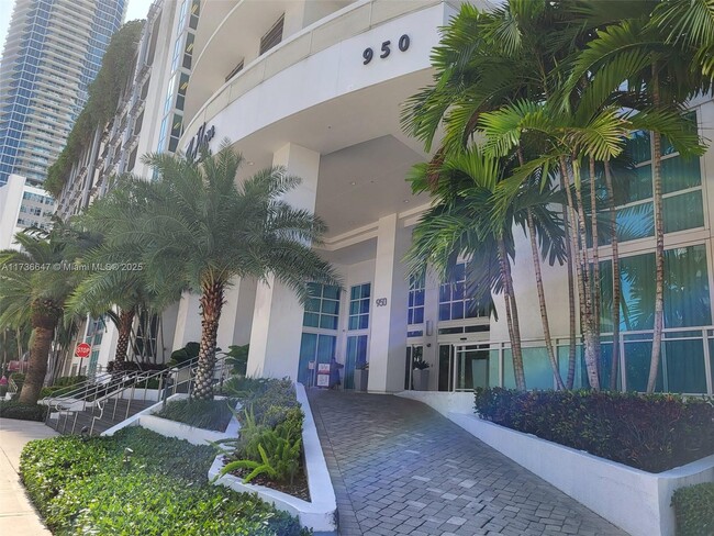 Building Photo - 950 Brickell Bay Dr