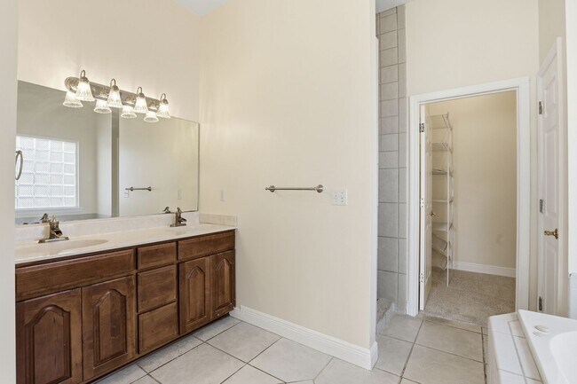 Building Photo - Ivy Park Brick Home 4 bedroom 3 1/2 baths