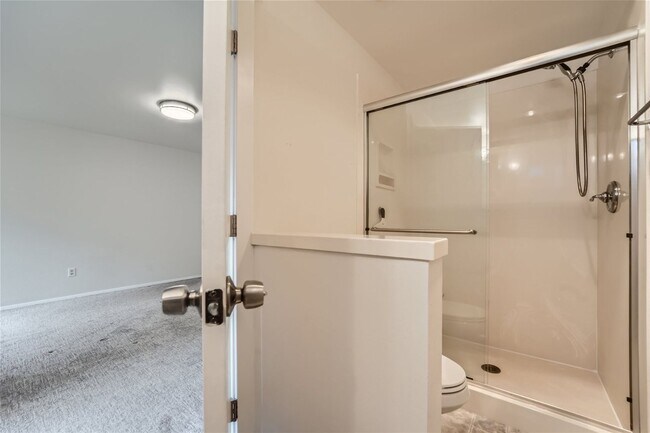 Building Photo - Amazing 4Bed/2.5Bath Home with Fully Fenced Backyard in Bellevue!