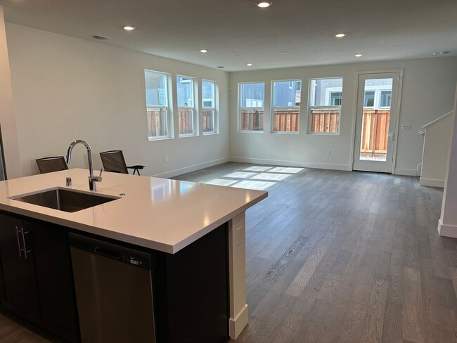 Building Photo - Beautiful 4 Bedroom / 3 Bath River Islands...