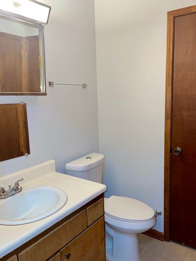 Building Photo - 2 Bed Ranch Duplex with Garage w/ NO Carpet!