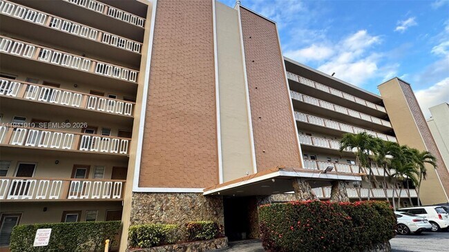 Building Photo - 900 NE 12th Ave