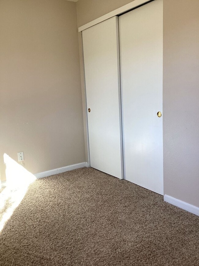 Building Photo - Newly renovated home, close to East ave shopping