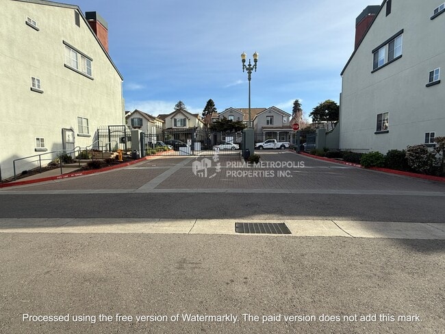 Building Photo - 643 Atherton Pl