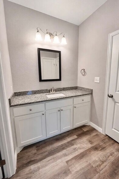 Building Photo - 2109 Bluebonnet Ave