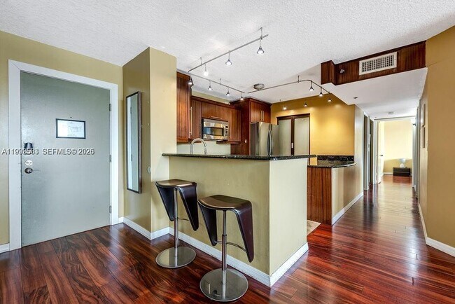 Building Photo - 19999 E Country Club Dr