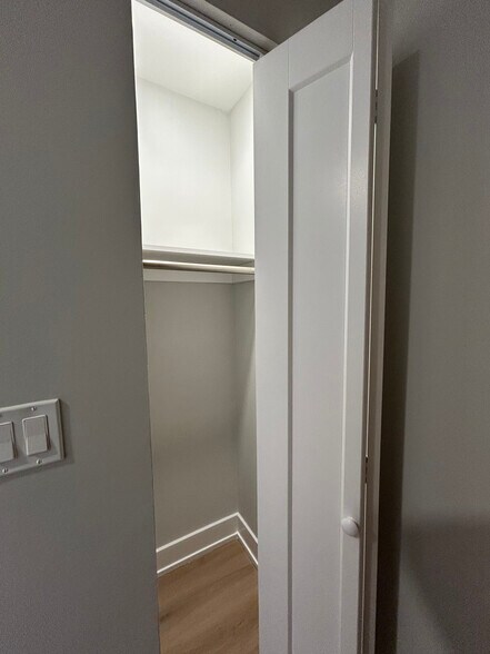 Building Photo - 540 W Aldine Ave