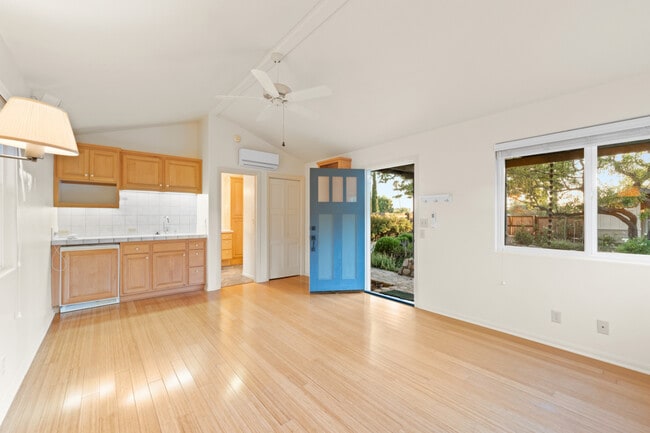 Building Photo - 348 Lark Ellen Ave