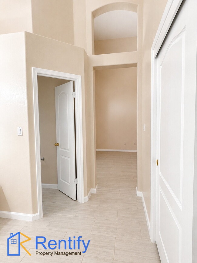 Building Photo - Charming Seven Oaks Home - 4Bed, 2Bath - Gardener Included!