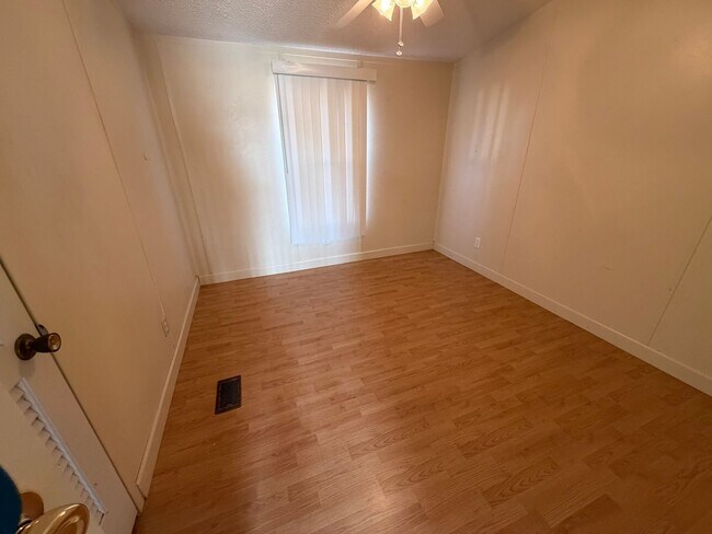 Building Photo - AVAILABLE NOW!