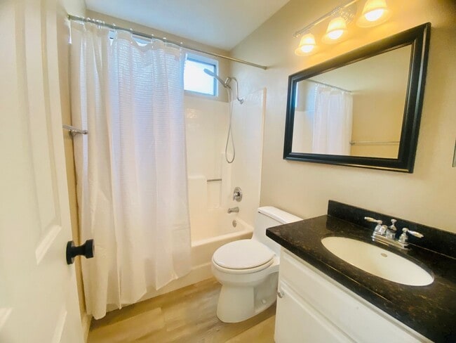 Building Photo - Calabasas Two-Story 4b/3b Beautifully & Mo...
