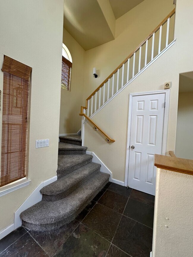 Building Photo - Beautiful 3 bedroom, 2.5 bath two story home