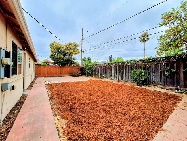 Building Photo - Beautiful Single Story House w/Low Mainten...