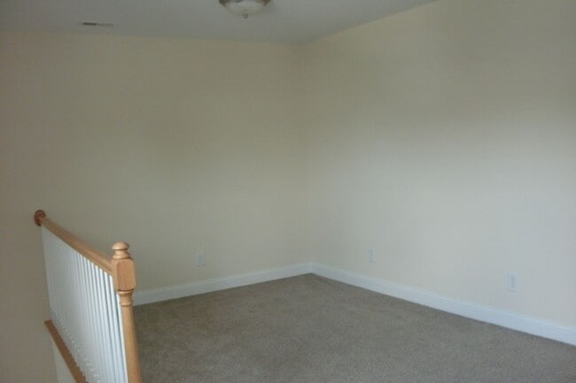 Building Photo - Freshly Painted Large Townhome