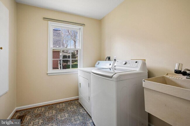 Building Photo - 6604 Tina Ln