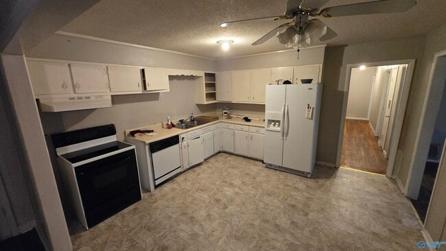 Building Photo - 2206 Glen Iris Cir NW