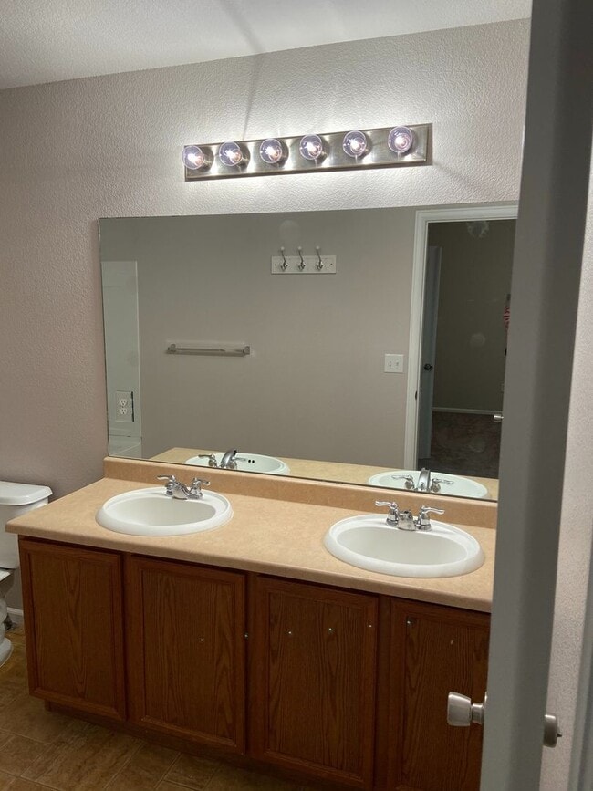 Building Photo - Newly Updated 3Bed/3Bath Townhome Near Ft Carson!