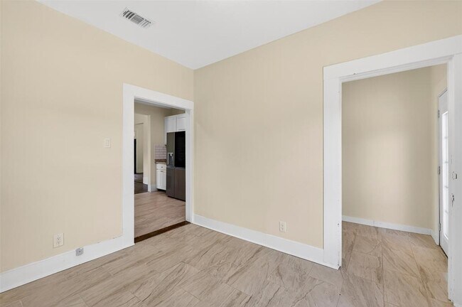 Building Photo - 529 W Clark St