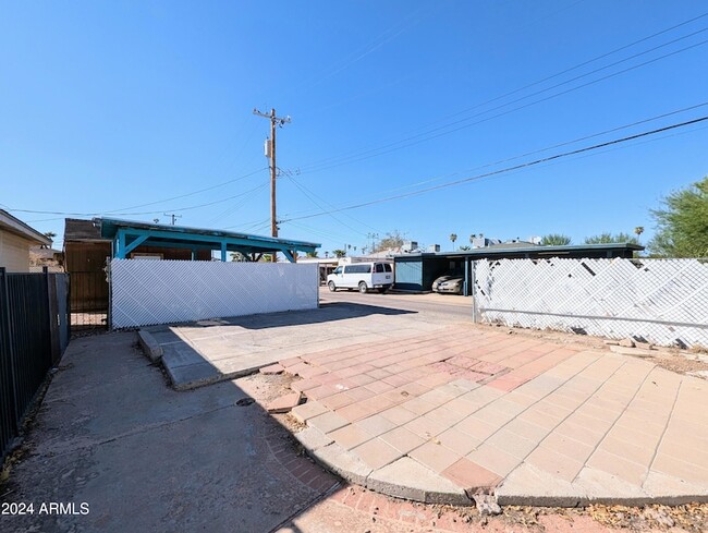 Building Photo - 1314 W Whitton Ave