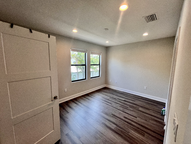 Building Photo - 1302 W Carmen St