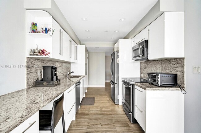 Building Photo - 3000 Island Blvd